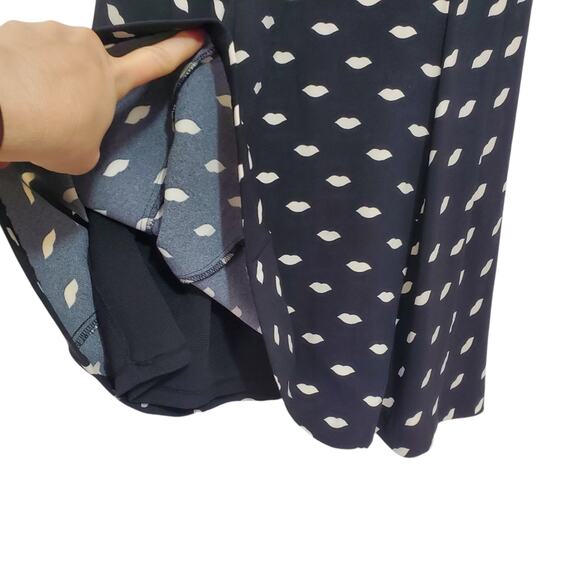 Maison Jules | Lip Kiss Print Cap Sleeve Structured Silhouette Dress - Picture 4 of 7